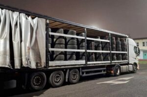 Podlaskie. Zatrzymano nielegalny transport zużytych opon. 5 tys. złotych mandatu dla kierowcy