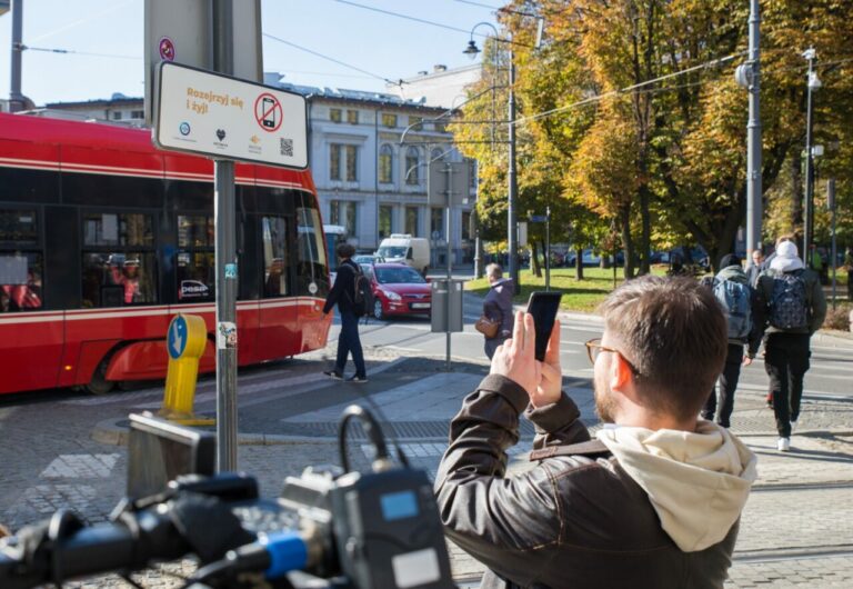 Aplikacja ratująca życie „na pasach” testowana w Katowicach