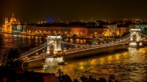 Węgry. Władze miejskie zrezygnowały ze świątecznego oświetlenia Budapesztu z powodu cen energii