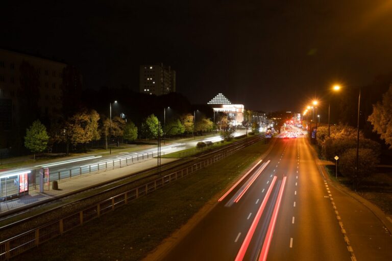Warszawa oszczędzi 35 milionów dzięki wymianie lamp ulicznych