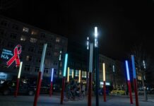 Czerwona kokardka na budynkach Poznania