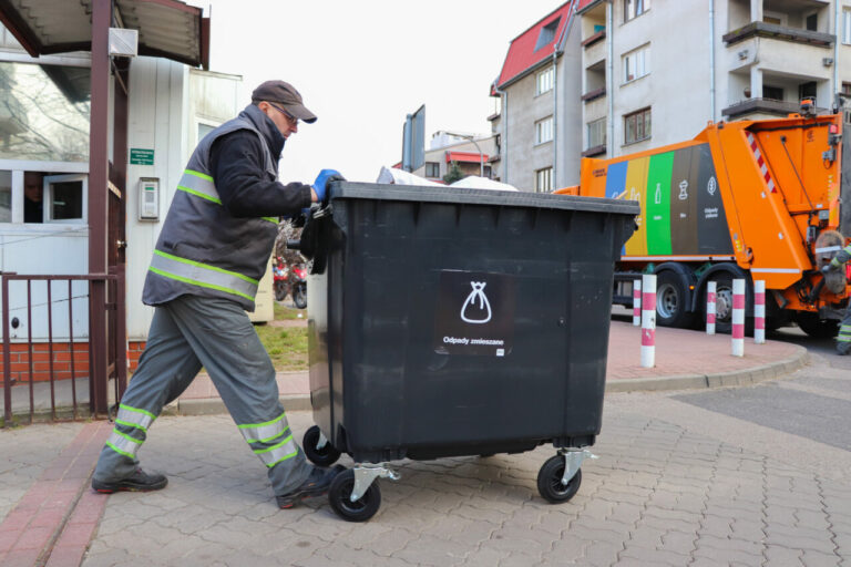 Warszawa. Ratusz nie odda mieszkańcom nadpłaty za odpady