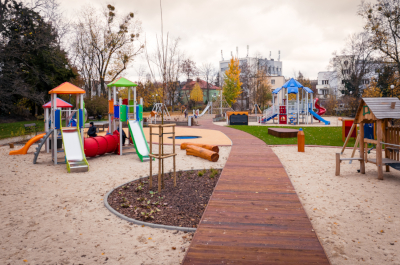 Park Żeromskiego na warszawskim Żoliborzu z nowoczesnym placem zabaw