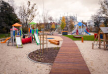 Park Żeromskiego na warszawskim Żoliborzu z nowoczesnym placem zabaw