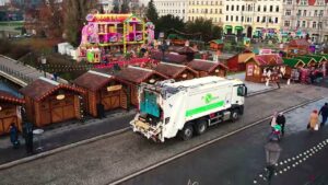 Bydgoszcz. Z okazji świąt śmieciarka jedzie trasą w kształcie choinki [FILM]