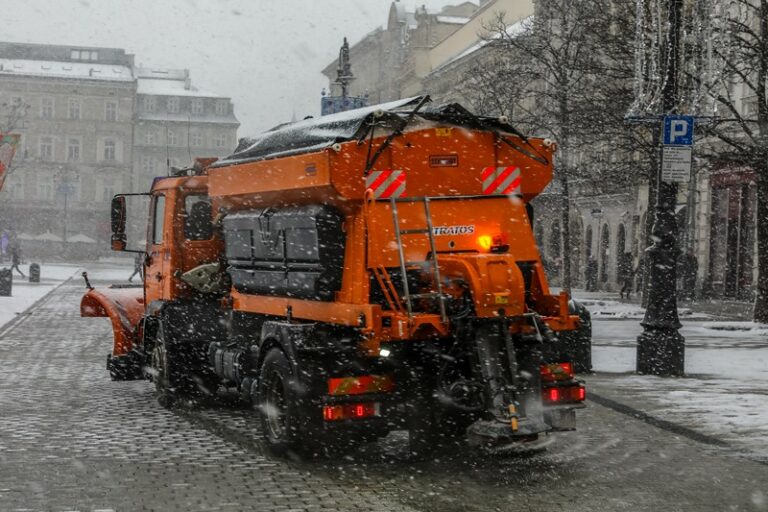 W kraju zrobiło się biało. Na drogach utrudnienia. Samorządy i instytucje podejmują działania