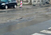 W Łodzi bilbordy o dziurach i korkach