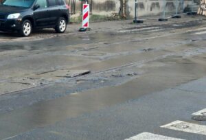 W Łodzi bilbordy o dziurach i korkach