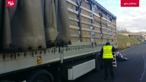 Dolnośląska KAS zatrzymała transport 16 ton odpadów odzieży używanej ze Szwajcarii