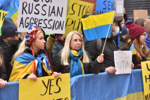 Miasta podsumowują działania wspierające Ukrainę. W pierwszą rocznicę inwazji rosyjskiej marsze, wystawy i inne uroczystości