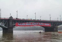 Policyjne negocjacje z aktywistami Greenpeace, protestującymi przy moście Poniatowskiego