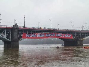 Policyjne negocjacje z aktywistami Greenpeace, protestującymi przy moście Poniatowskiego