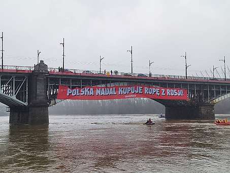Policyjne negocjacje z aktywistami Greenpeace, protestującymi przy moście Poniatowskiego