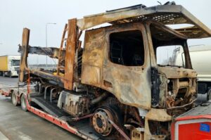 Spalona ciężarówka na lawecie czyli nielegalny transport odpadów z Litwy