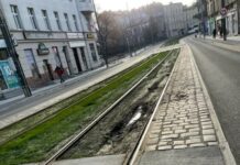Kierowcy niszczą zielone torowisko. Poznańskie Inwestycje Miejskie mają na to sposób