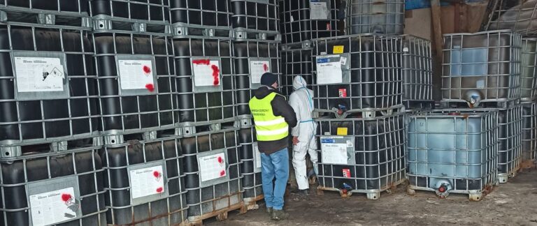 330 mauzerów z nieznaną substancją ujawnionych na Mazowszu. Każdy o pojemności 1000l