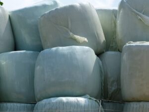 Rolnicy apelują o większe dofinansowanie usuwania odpadów agro - plastiku