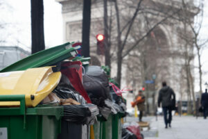 Paryż. 6,6 tys. ton zalegających odpadów. Jeden z największych strajków pracowników komunalnych we Francji od 20 lat