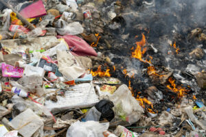 Pożar na składowisku odpadów w Nowym Miszewie pod Płockiem jest już dogaszany