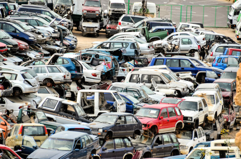 Składował ok. 700 pojazdów wycofanych z eksploatacji; przedsiębiorcy grozi kara nawet 3 mln zł