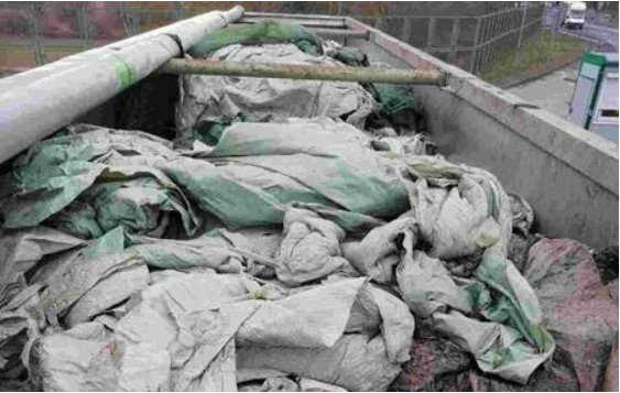 Lubuska KAS zatrzymała transport 12 ton nielegalnych odpadów