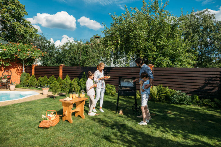 Majowy weekend, prace w ogrodzie, grillowanie... co zrobić z dodatkowymi odpadami i jak je segregować?