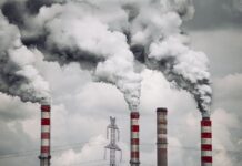 Samorządy domagają się reinwestowania opłat za emisję CO2 Kominy