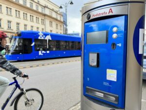 Kraków. Wprowadzenie wyższych stawek za parkowanie w strefie przesunięte na sierpień 2024 r.