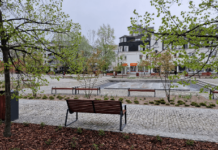 Warszawa. Na Ursynowie oddano do użytku odnowiony plac z fontanną w parku im. Jana Pawła II