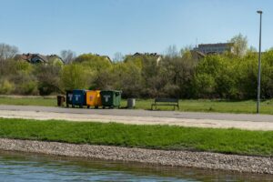 Poznań. Śmieci nad Wartą to wspólny problem – przypomina miasto i apeluje o segregację odpadów