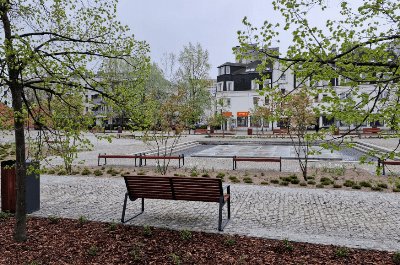 Warszawa. Na Ursynowie oddano do użytku odnowiony plac z fontanną w parku im. Jana Pawła II