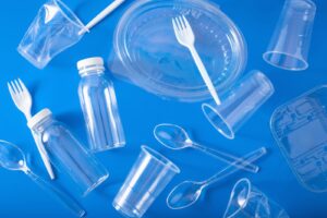 Od 2024 r. do jednorazowego kubka z plastiku doliczone będzie 20 gr?!