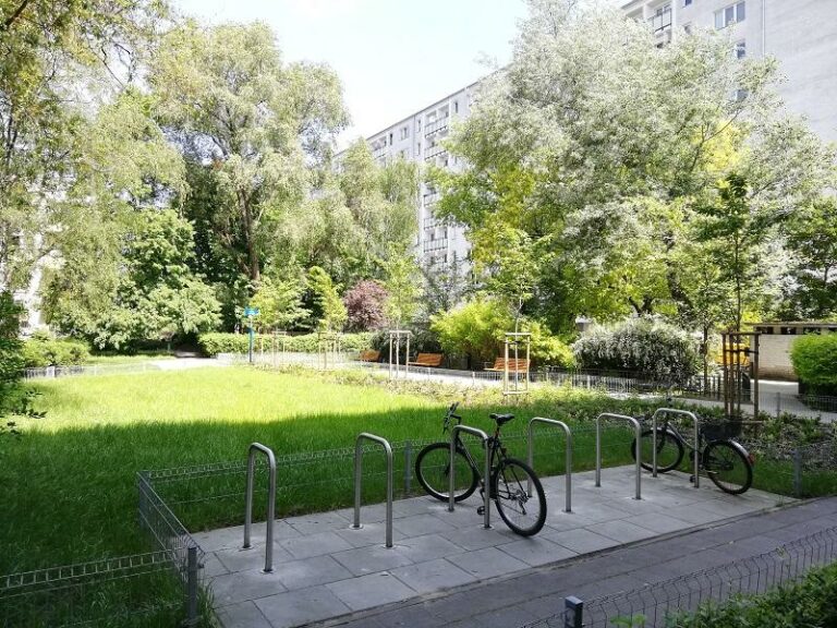 W 2022 roku w Warszawie rozbetonowano niemal 39 tys. metrów kwadratowych