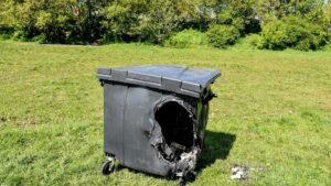 Żar wysypywany z grillów powodem pożarów kontenerów na odpady w Poznaniu