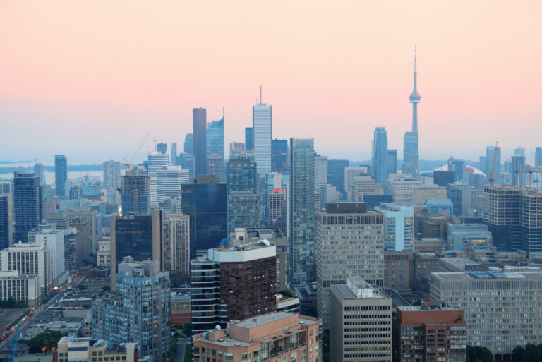 Kanada. Specjalny alert smogowy dla Toronto z powodu pożarów lasów. Zalecono pozostanie w domach