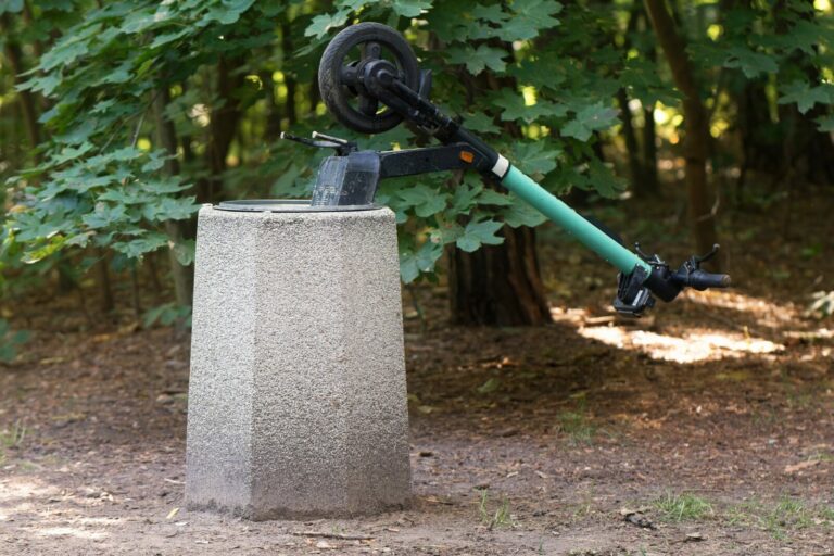 Kraków porządkuje kwestię porzucania elektrycznych hulajnóg