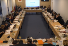 Nadzwyczajna sesja rady Pragi-Południe w sprawie odwołania aresztowanego wiceburmistrza