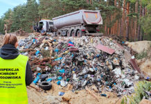 Dolnośląskie. Policja zatrzymała transport odpadów, które miały być nielegalnie składowane
