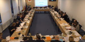 Nadzwyczajna sesja rady Pragi-Południe w sprawie odwołania aresztowanego wiceburmistrza