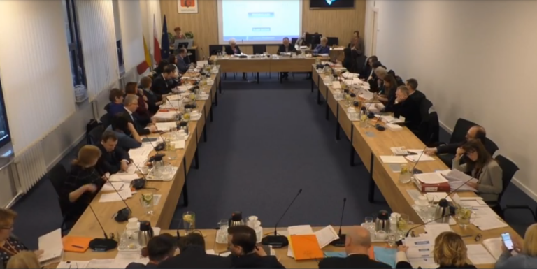 Nadzwyczajna sesja rady Pragi-Południe w sprawie odwołania aresztowanego wiceburmistrza