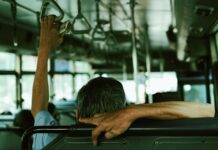 Co czwarty Polak z mandatem za jazdę „na gapę” Wnętrze autobusu