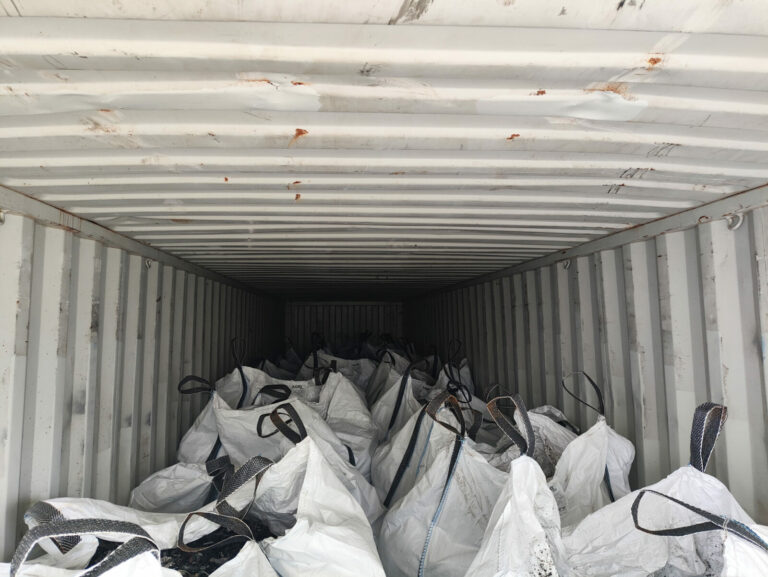 Funkcjonariusze KAS zatrzymali transport 22 ton nielegalnych odpadów