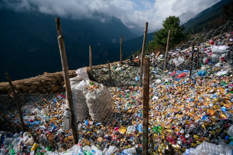 Multimedialne centrum u podnóża Mount Everestu redukuje ilość odpadów