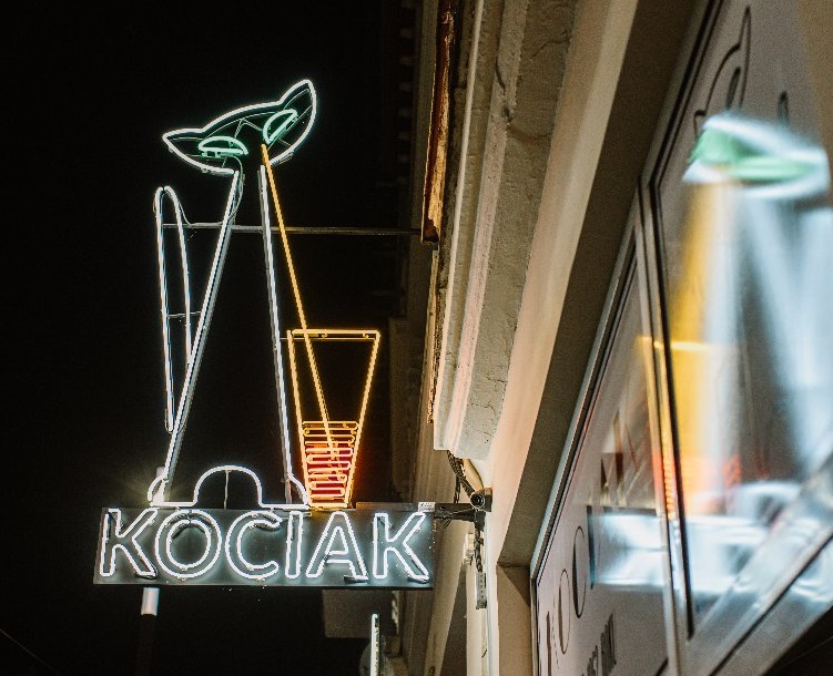 Neonowe cacka w stylu retro zaświecą w centrum Poznania