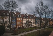 39 tysięcy metrów kwadratowych zieleni zamiast betonu Warszawa stawia na klimatyczne zielone zakątki i podwórka