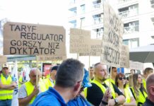 Manifestacja pracowników branży wod-kan pod siedzibą PGW Wody Polskie
