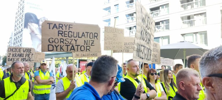 Manifestacja pracowników branży wod-kan pod siedzibą PGW Wody Polskie