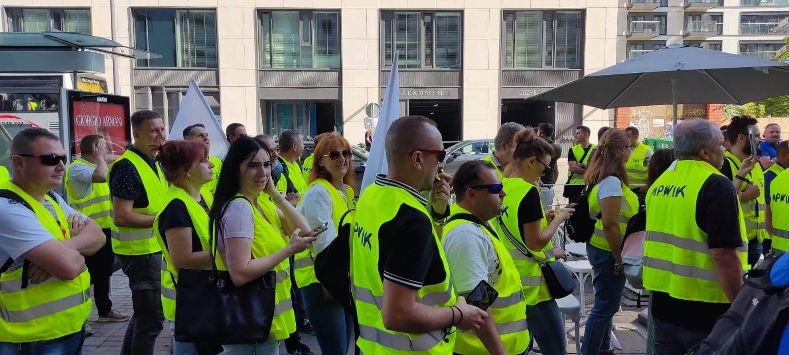 Manifestacja pracowników branży wod-kan pod siedzibą PGW Wody Polskie