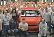 Pierwszy „elektryczny maluch” zjechał z taśmy w Tychach Pierwszy Fiat 600 e z Tychów