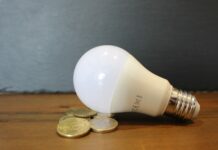 Niższy rachunek za ogrzewanie o 80 proc. żarówka i pieniądze